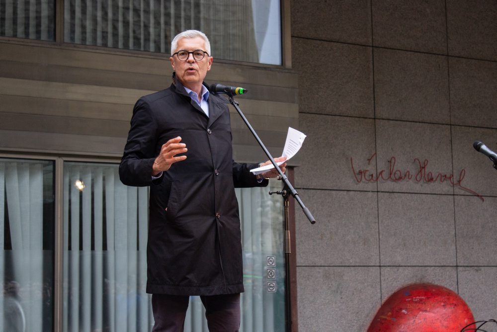 V Prahe proti zrušeniu korešpondenčnej voľby v SR protestovali stovky ľudí