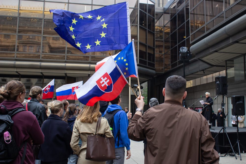 V Prahe proti zrušeniu korešpondenčnej voľby v SR protestovali stovky ľudí