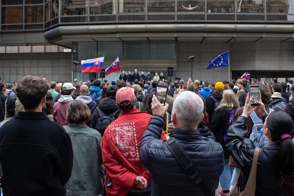V Prahe proti zrušeniu korešpondenčnej voľby v SR protestovali stovky ľudí