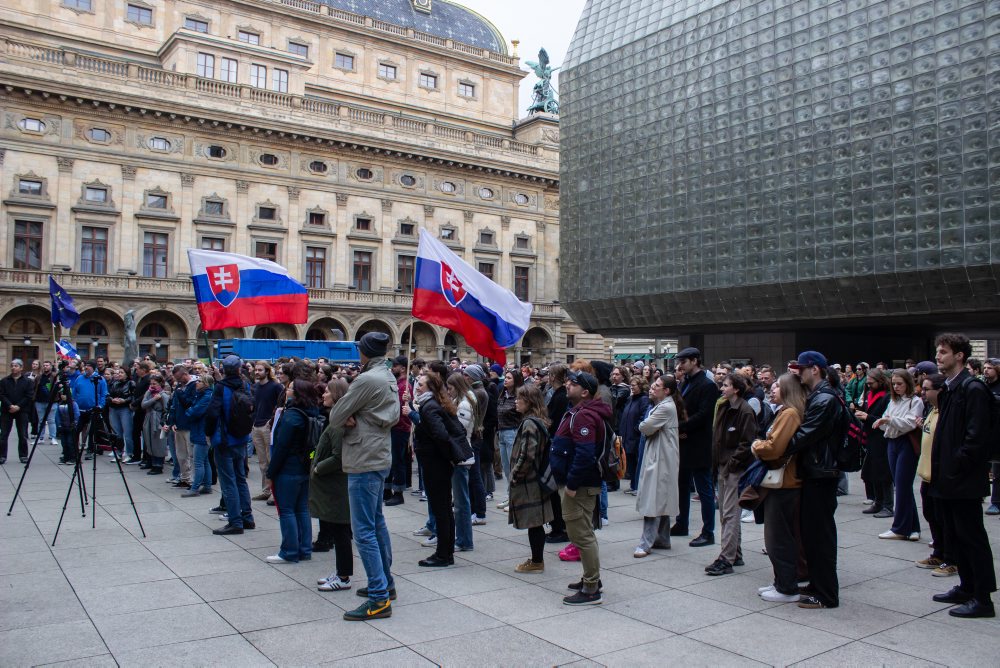 V Prahe proti zrušeniu korešpondenčnej voľby v SR protestovali stovky ľudí