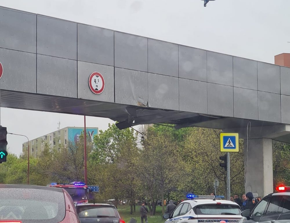 Polícia: Vodič nákladného vozidla zachytil v Trnave časť lávky pre peších