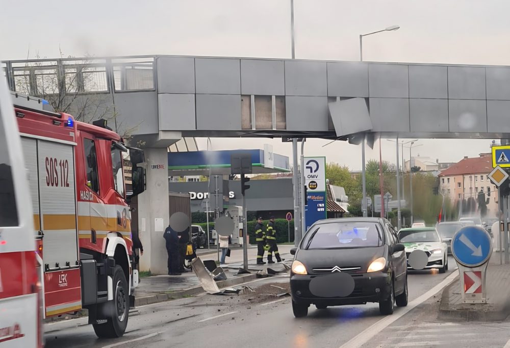 Polícia: Vodič nákladného vozidla zachytil v Trnave časť lávky pre peších