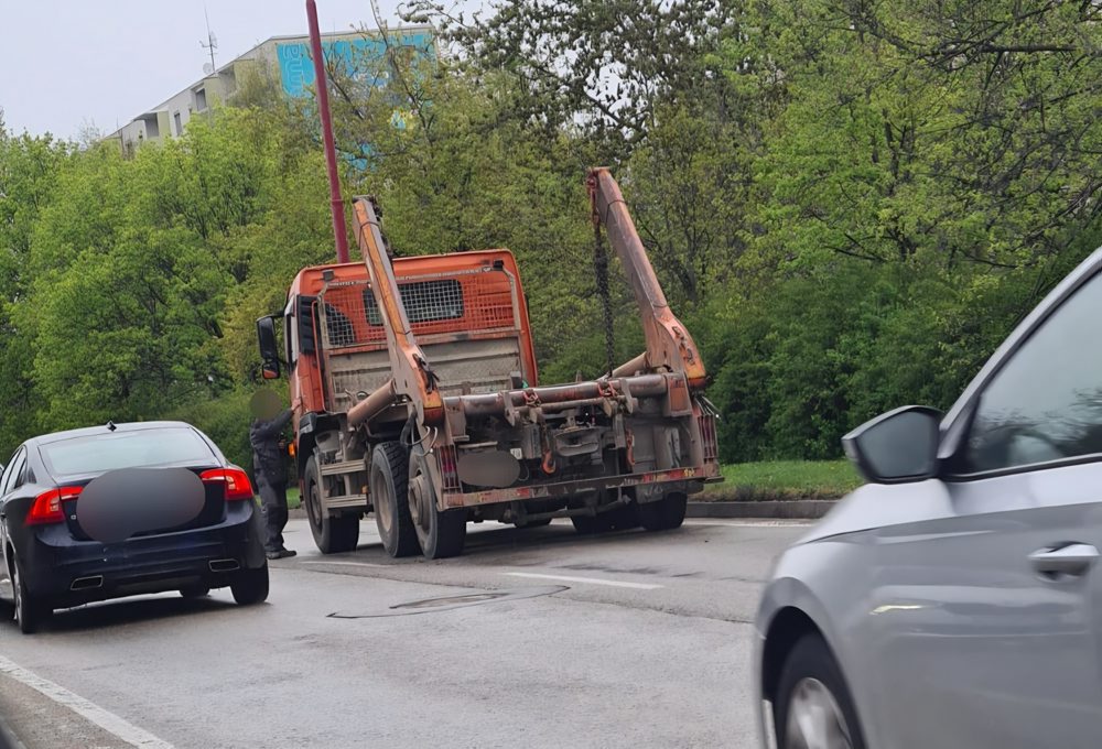 Polícia: Vodič nákladného vozidla zachytil v Trnave časť lávky pre peších