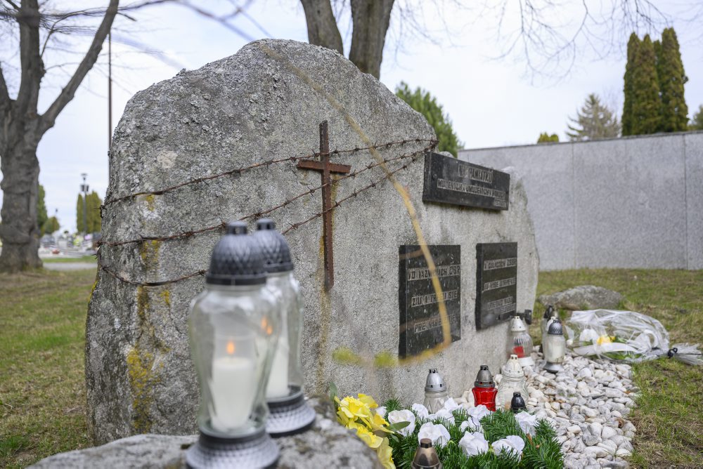 Barbarská noc - pietna spomienka na cintoríne v Poprade-Veľkej