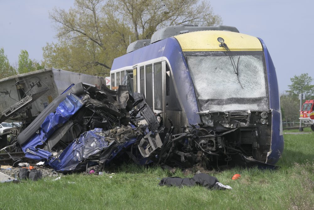 Dopravná nehoda vlaku s kamiónom v Dunajskej Strede
