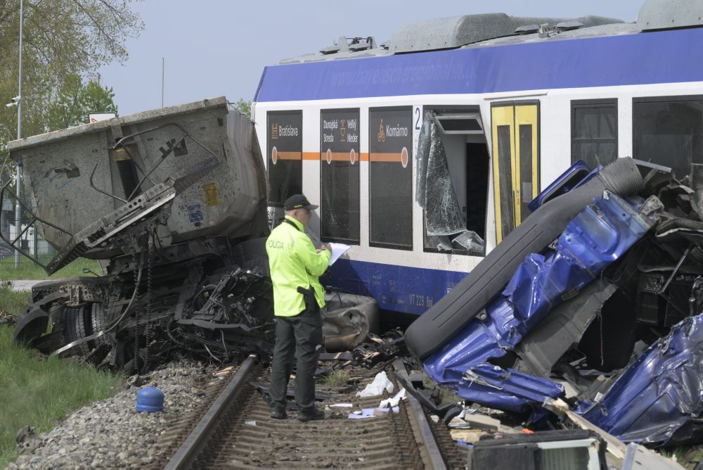 Dopravná nehoda vlaku s kamiónom v Dunajskej Strede