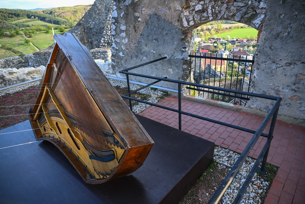 Zvuková inštalácia z koncertného krídla na hrade Beckov