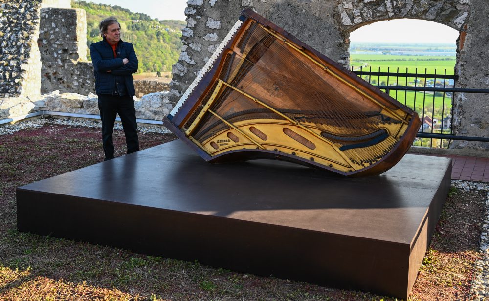 Zvuková inštalácia z koncertného krídla na hrade Beckov