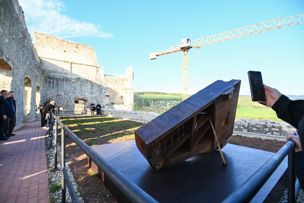 Zvuková inštalácia z koncertného krídla na hrade Beckov