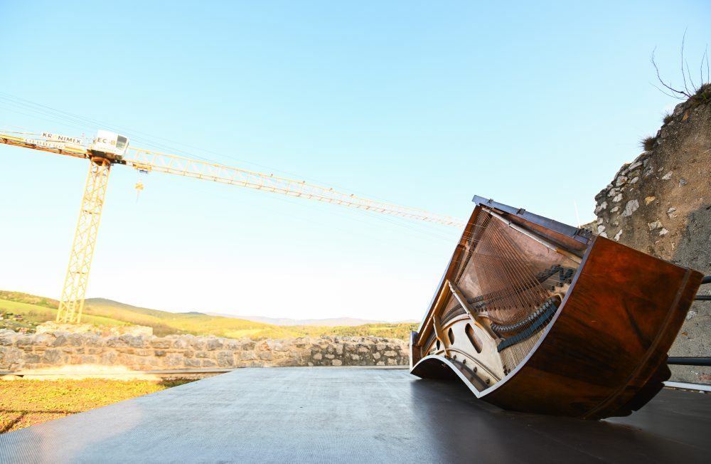 Zvuková inštalácia z koncertného krídla na hrade Beckov