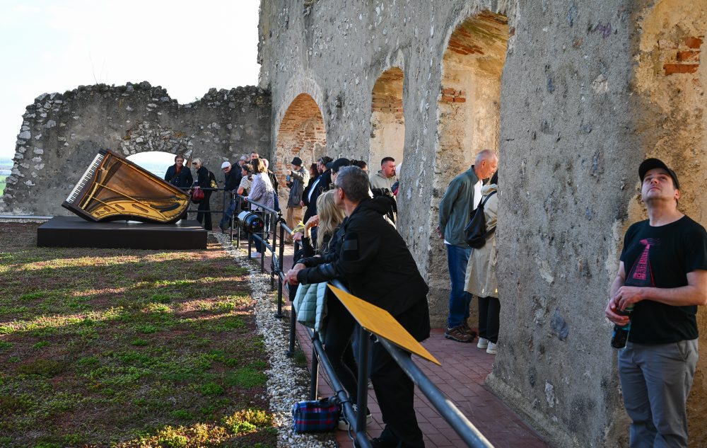 Zvuková inštalácia z koncertného krídla na hrade Beckov