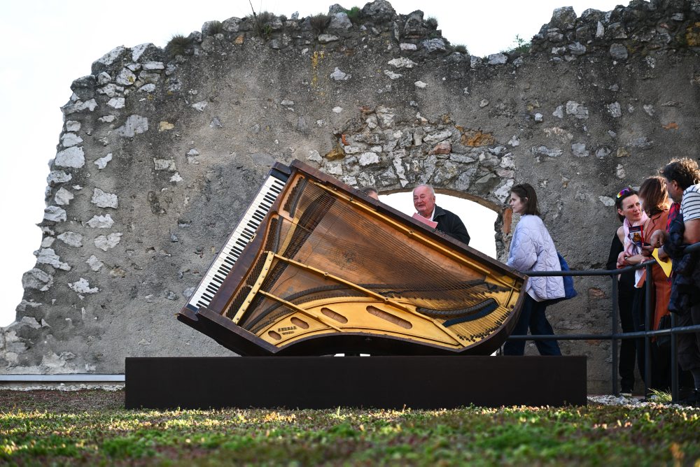 Zvuková inštalácia z koncertného krídla na hrade Beckov