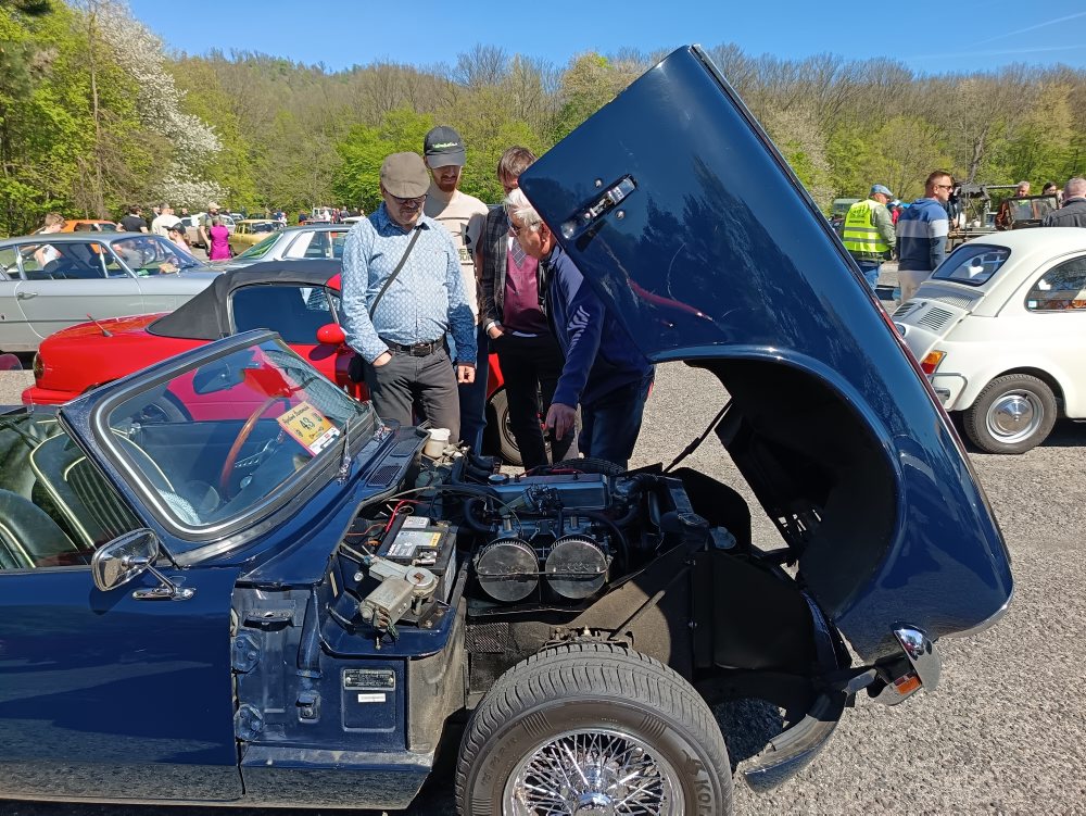 Štart veteránskej sezóny pri hrade Červený Kameň