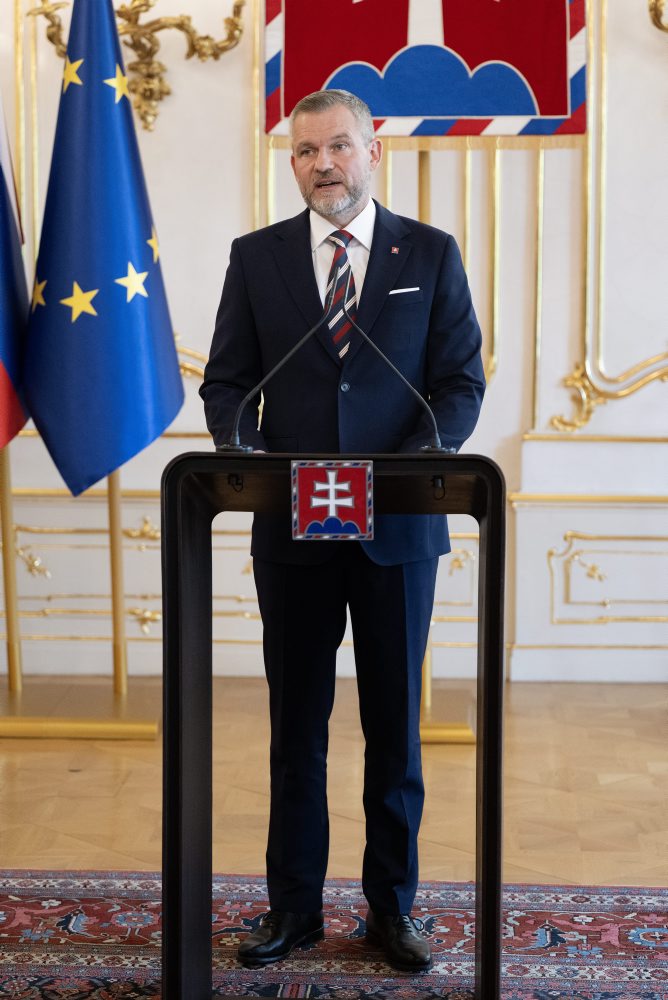 PREZIDENT VYHLÁSI REFERENDUM S DVOMI OTÁZKAMI NA 4. JÚLA