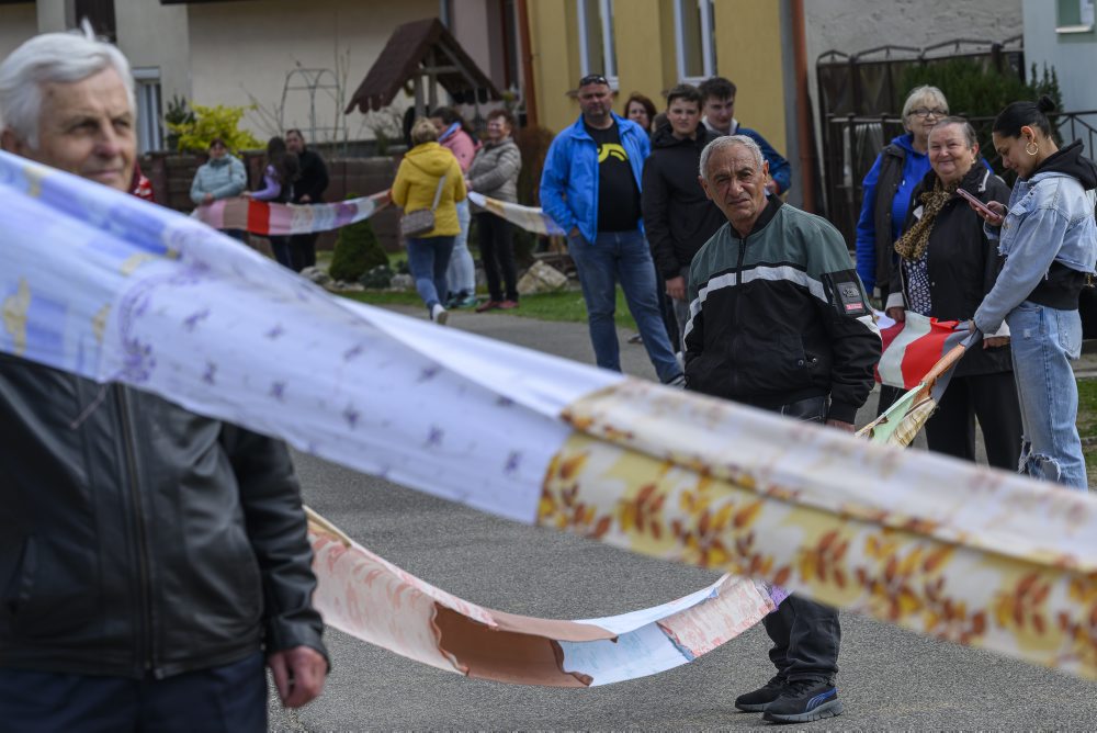 V obci Vítkovce vytvorili rekordne dlhú komunitnú reťaz, meria 736 metrov