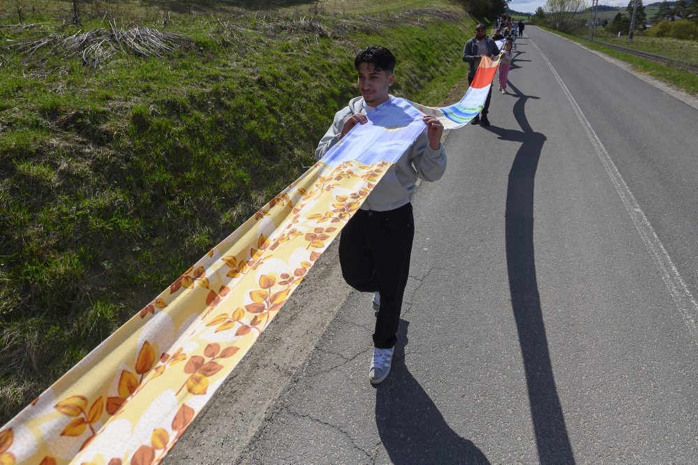 V obci Vítkovce vytvorili rekordne dlhú komunitnú reťaz, meria 736 metrov