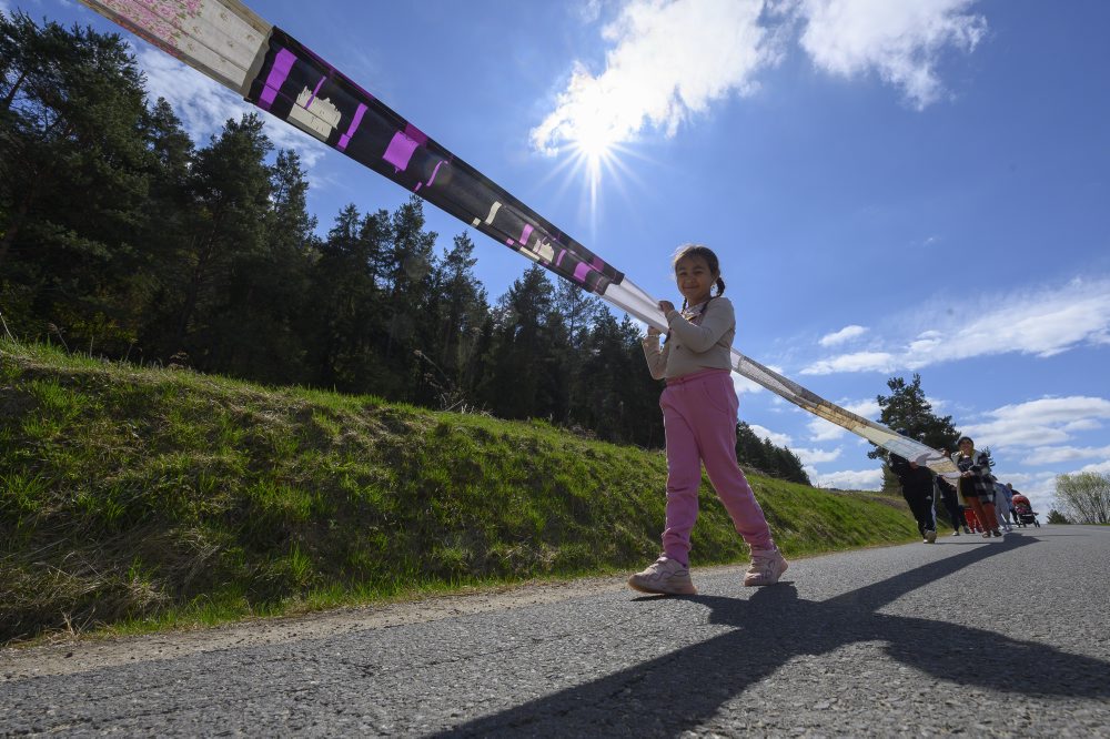 V obci Vítkovce vytvorili rekordne dlhú komunitnú reťaz, meria 736 metrov