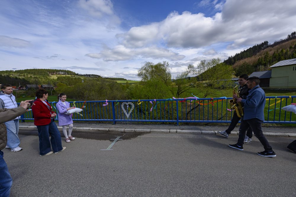 V obci Vítkovce vytvorili rekordne dlhú komunitnú reťaz, meria 736 metrov