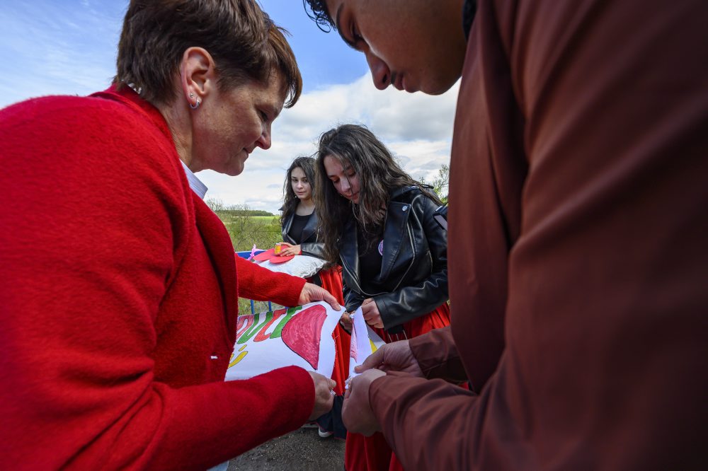 V obci Vítkovce vytvorili rekordne dlhú komunitnú reťaz, meria 736 metrov