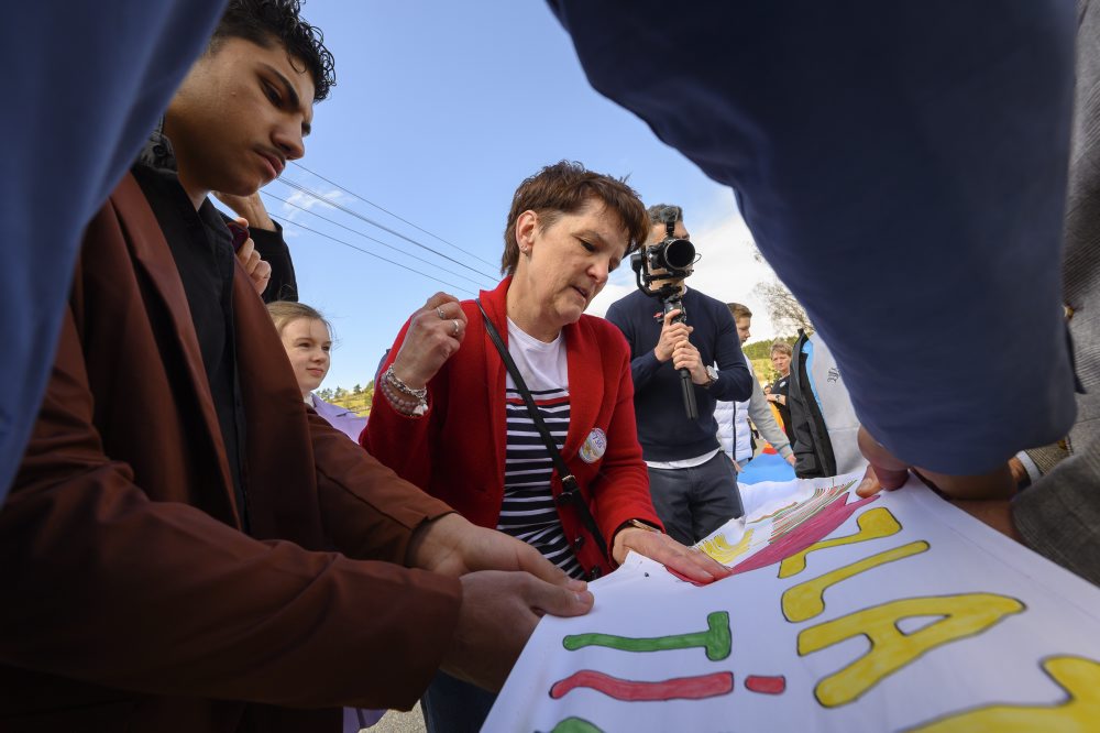 V obci Vítkovce vytvorili rekordne dlhú komunitnú reťaz, meria 736 metrov