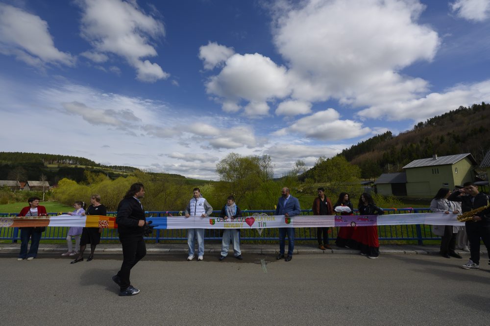 V obci Vítkovce vytvorili rekordne dlhú komunitnú reťaz, meria 736 metrov