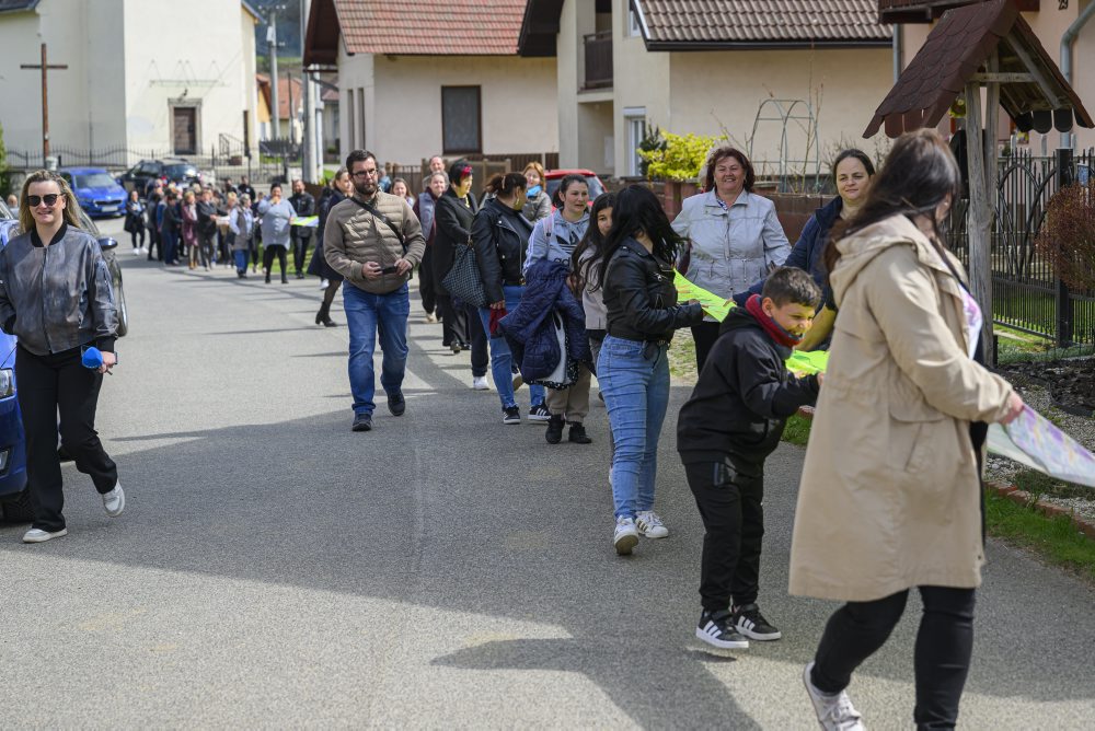 V obci Vítkovce vytvorili rekordne dlhú komunitnú reťaz, meria 736 metrov