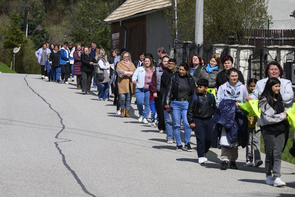 V obci Vítkovce vytvorili rekordne dlhú komunitnú reťaz, meria 736 metrov