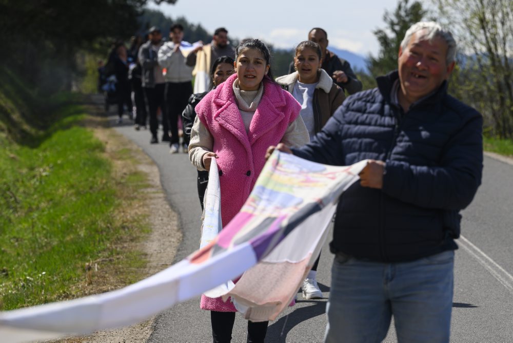 V obci Vítkovce vytvorili rekordne dlhú komunitnú reťaz, meria 736 metrov