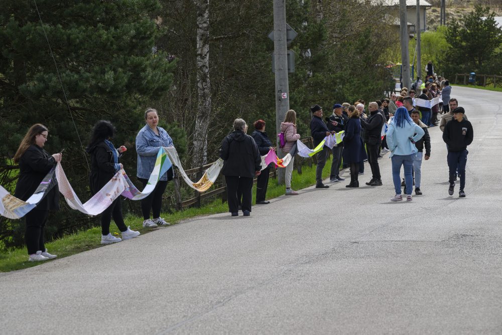 V obci Vítkovce vytvorili rekordne dlhú komunitnú reťaz, meria 736 metrov