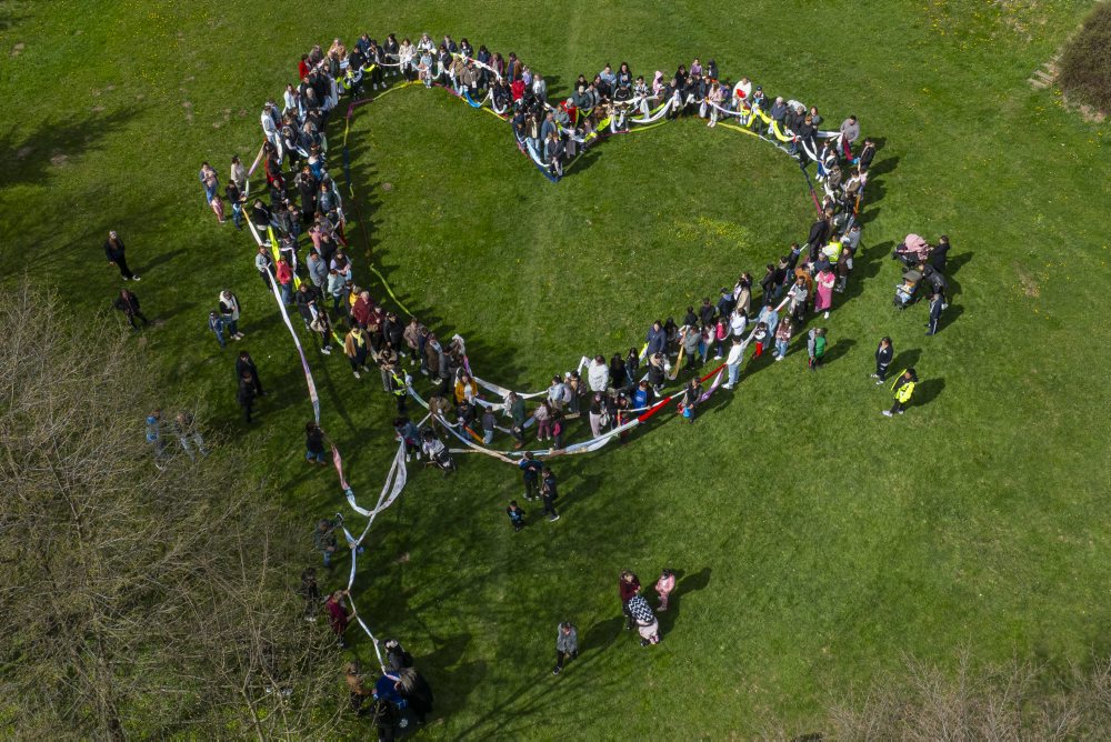 V obci Vítkovce vytvorili rekordne dlhú komunitnú reťaz, meria 736 metrov