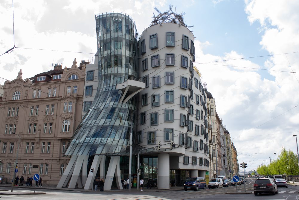 Tancujúci dom v Prahe má 30 rokov, láka na výstavu aj do neprístupného zázemia