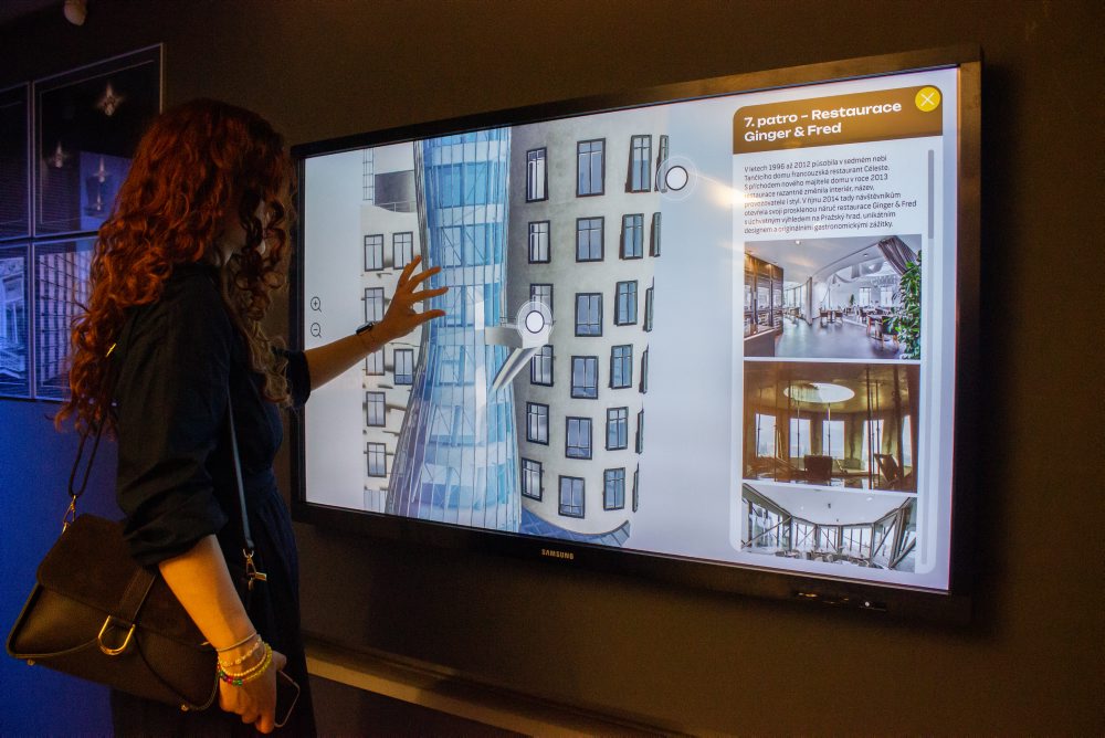 Tancujúci dom v Prahe má 30 rokov, láka na výstavu aj do neprístupného zázemia