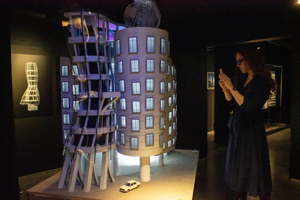 Tancujúci dom v Prahe má 30 rokov, láka na výstavu aj do neprístupného zázemia