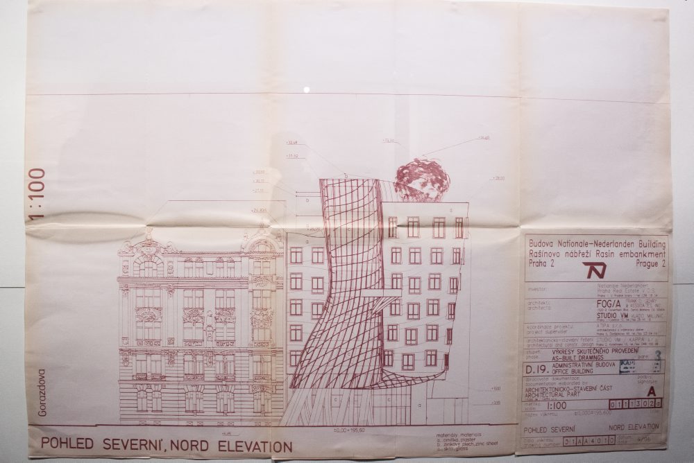 Tancujúci dom v Prahe má 30 rokov, láka na výstavu aj do neprístupného zázemia