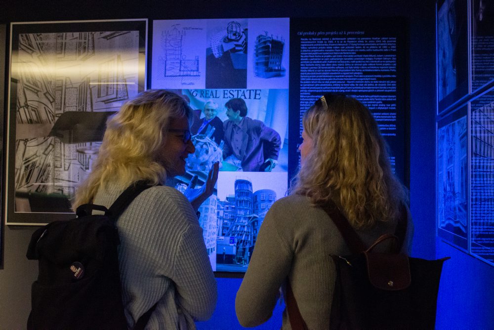 Tancujúci dom v Prahe má 30 rokov, láka na výstavu aj do neprístupného zázemia