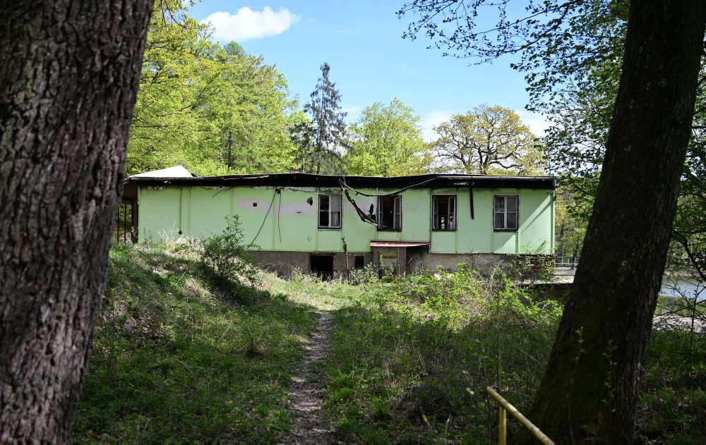 Požiarom zničená reštaurácia pri jazere Izra