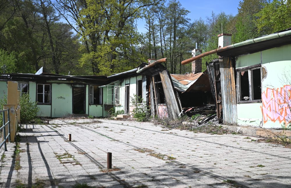 Požiarom zničená reštaurácia pri jazere Izra