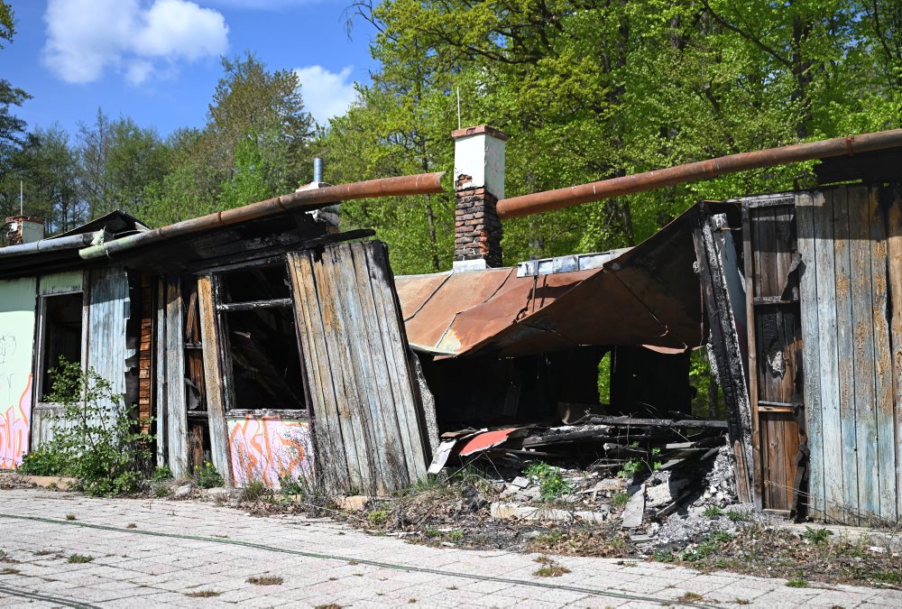 Požiarom zničená reštaurácia pri jazere Izra