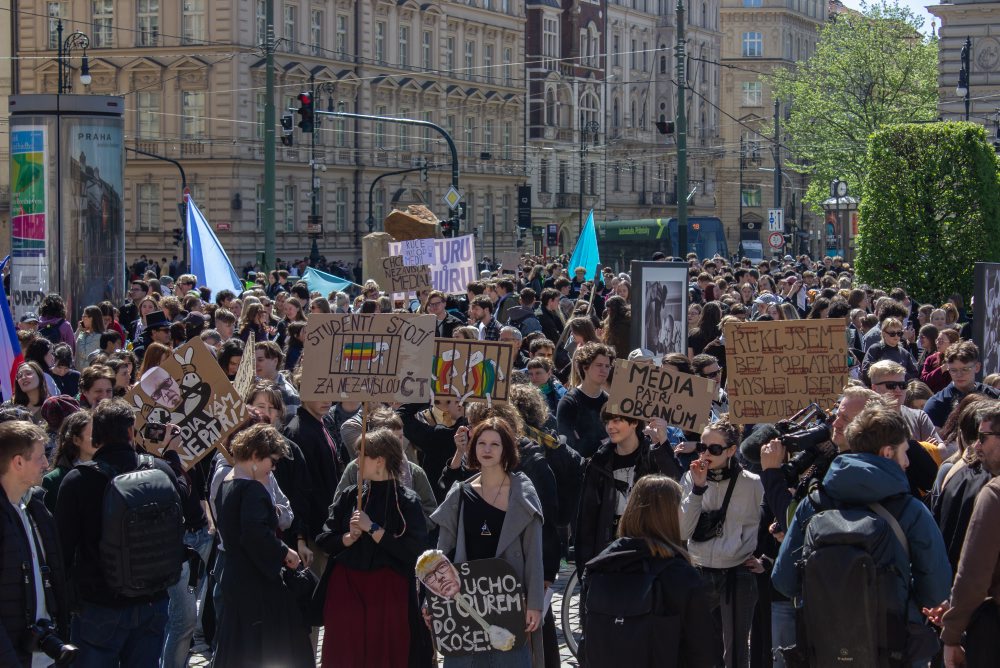 Českí študenti odišli z vyučovania, protestujú za nezávislosť verejnoprávnych médií