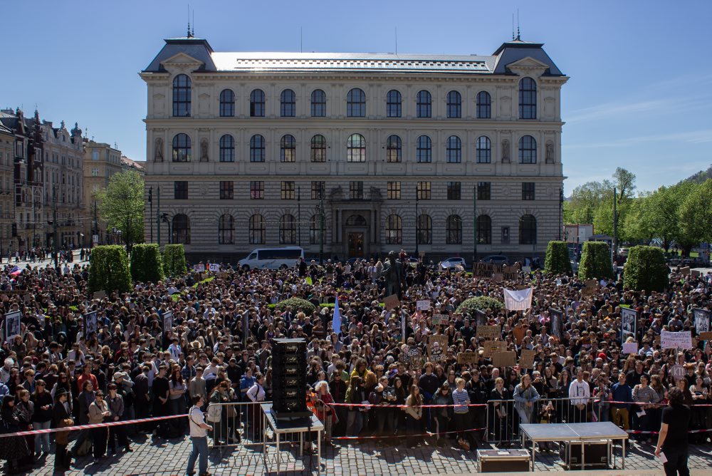 Českí študenti odišli z vyučovania, protestujú za nezávislosť verejnoprávnych médií
