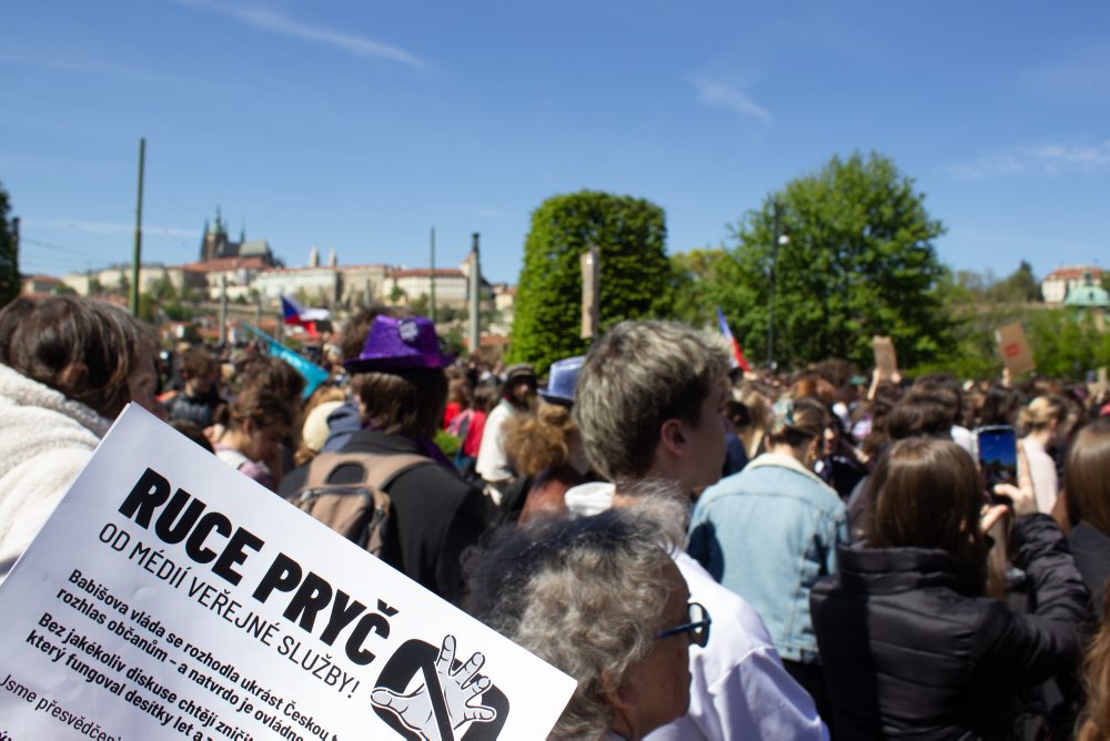 Českí študenti odišli z vyučovania, protestujú za nezávislosť verejnoprávnych médií