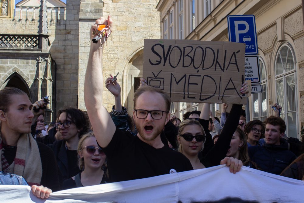 Českí študenti odišli z vyučovania, protestujú za nezávislosť verejnoprávnych médií