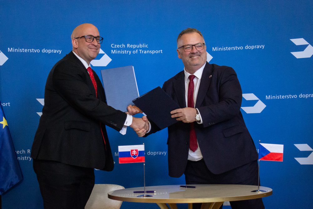Ministri dopravy SR a ČR chcú cestu z Prahy do Bratislavy vlakom pod dve hodiny