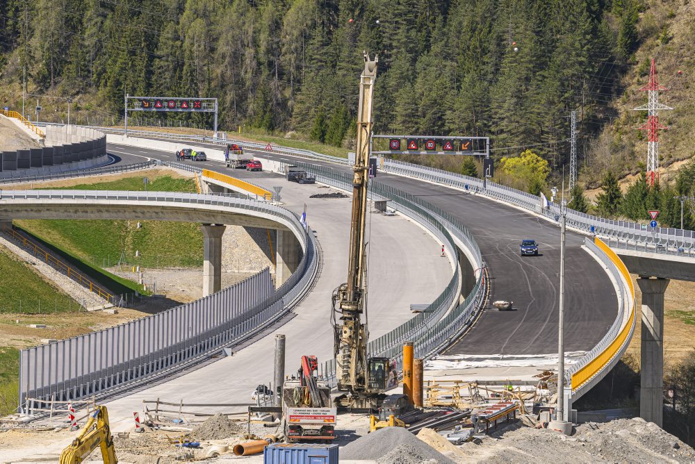 Výstavba úseku diaľnice D1 Hubová - Ivachnová 