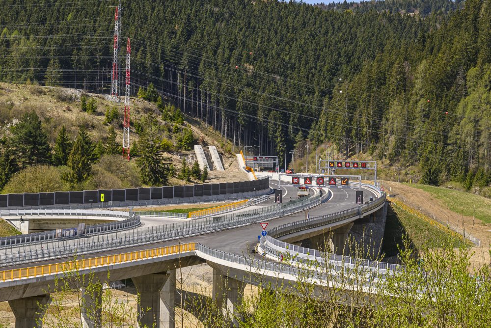 Výstavba úseku diaľnice D1 Hubová - Ivachnová 