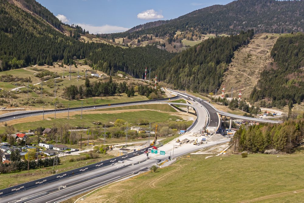 Výstavba úseku diaľnice D1 Hubová - Ivachnová 