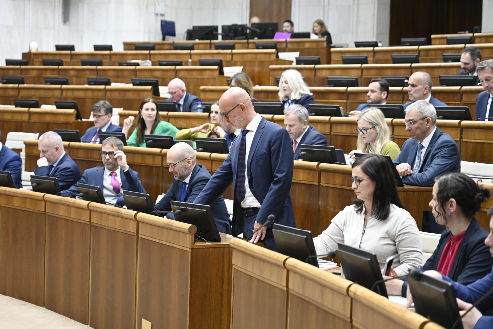Poslanci nerokovali o odvolávaní Šutaja Eštoka, pokúsia sa opäť v piatok