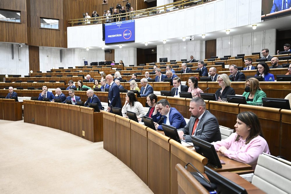 Poslanci nerokovali o odvolávaní Šutaja Eštoka, pokúsia sa opäť v piatok