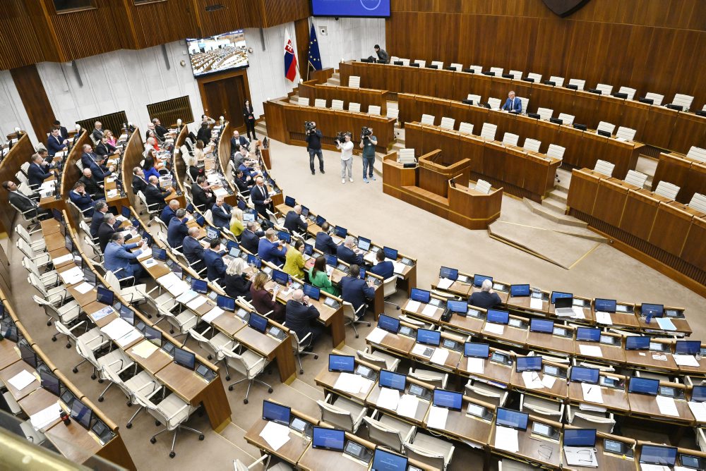 Poslanci nerokovali o odvolávaní Šutaja Eštoka, pokúsia sa opäť v piatok