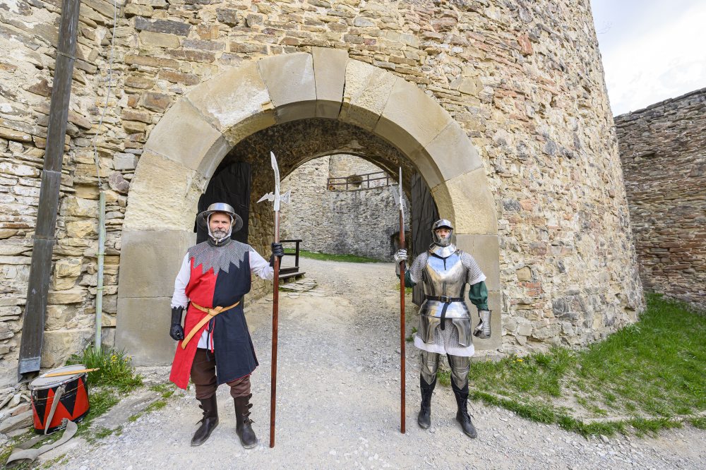 Na Hrade Ľubovňa otvorili letnú sezónu s obnovenými vojenskými kasárňami